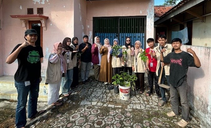 Aksi Hijau KKM Kelompok 12, Tanam 20 Bibit Pohon di RW 01 Dalung